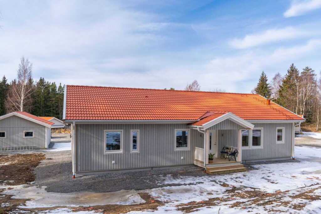 16. Taktvattning fran mossa pa villa Soderby Haninge