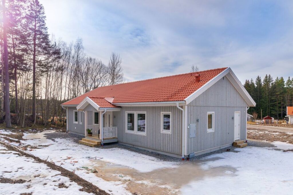 17. Tvattning av tak fran smuts mossa pa hus Nynashamn Sergersang
