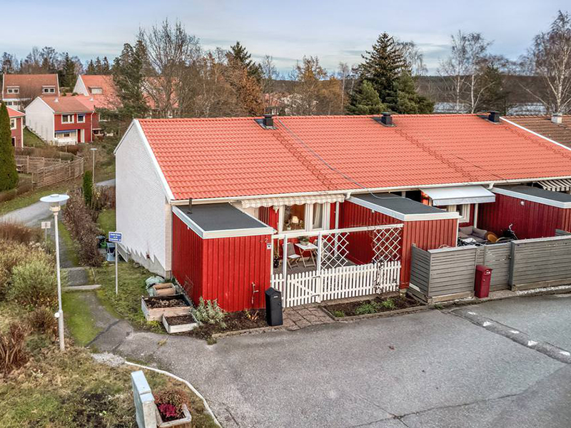 Ommalning Takrenovering villa Tumba Uttran